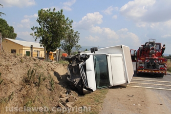 Camion si ribalta sulla Cassia nord