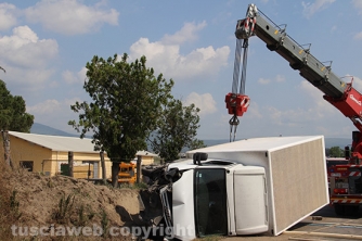 Camion si ribalta sulla Cassia nord