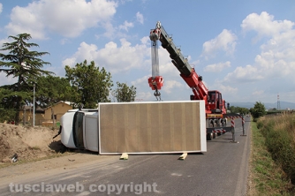 Camion si ribalta sulla Cassia nord