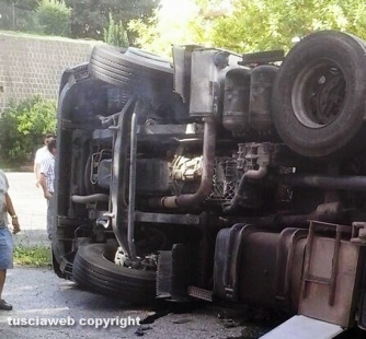 Tuscanese - Camion si ribalta