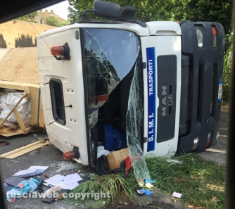 Tuscanese - Camion si ribalta