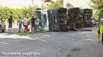Tuscanese - Camion si ribalta