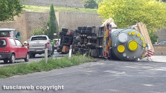 Tuscanese - Camion si ribalta