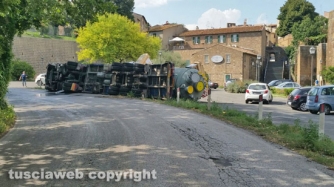 Tuscanese - Camion si ribalta