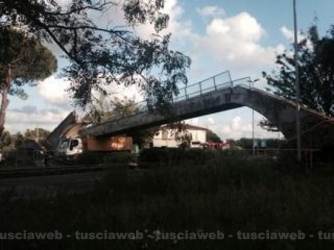 Flaminia - Camion urta e fa crollare un ponte pedonale