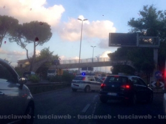 Flaminia - Camion urta e fa crollare un ponte pedonale