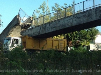 Flaminia - Camion urta e fa crollare un ponte pedonale