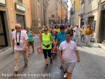 Viterbo – Cammino sui luoghi della tradizione e del culto di Santa Rosa, pienone per l’iniziativa insieme agli ex Facchini