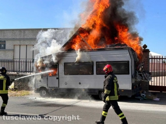 Viterbo - Camper in fiamme al Poggino - I vigili del fuoco sul posto