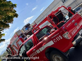 Viterbo - Camper in fiamme al Poggino - I vigili del fuoco sul posto
