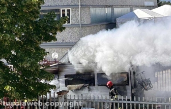 Viterbo - Camper in fiamme al Poggino - I vigili del fuoco sul posto