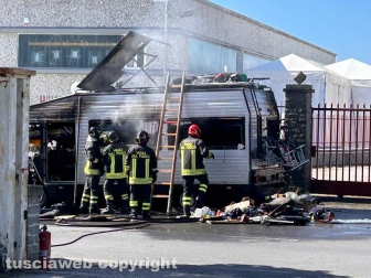 Viterbo - Camper in fiamme al Poggino - I vigili del fuoco sul posto