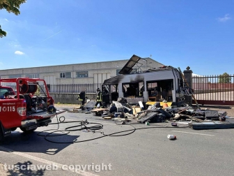 Viterbo - Camper in fiamme al Poggino - I vigili del fuoco sul posto