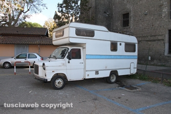 Camper preso a sassate