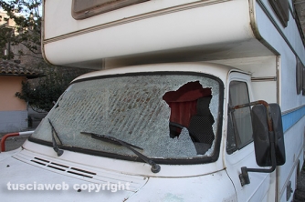 Camper preso a sassate