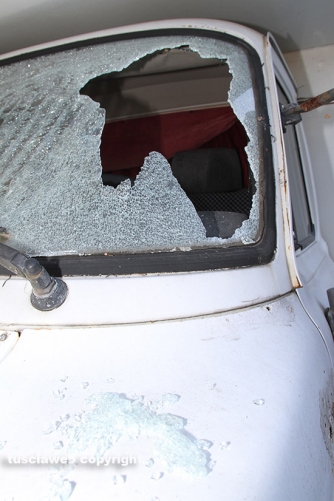 Camper preso a sassate