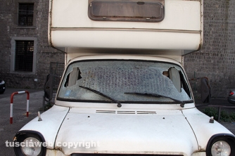 Camper preso a sassate