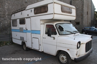 Camper preso a sassate