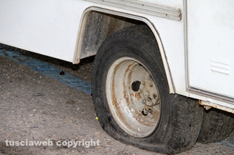 Camper preso a sassate