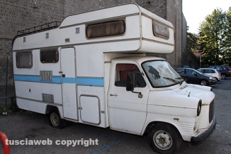 Camper preso a sassate