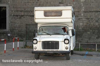 Camper preso a sassate