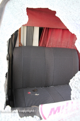Camper preso a sassate