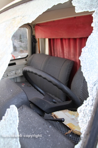 Camper preso a sassate