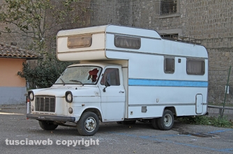 Camper preso a sassate