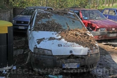 Le auto travolte dalla frana, ora in piazza Primo maggio