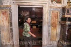 La signora Maria Zanasi mostra la chiesa ripulita