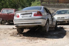 Le auto travolte dalla frana, ora in piazza Primo maggio