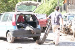 Gli operai del Comune trasportano ancora rottami