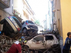 Le auto trascinate dal fango