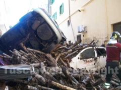 Le auto trascinate dal fango