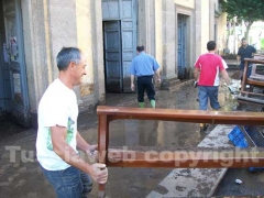I cittadini ripuliscono la chiesa