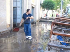 I cittadini ripuliscono la chiesa