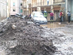 Le auto travolte del fango