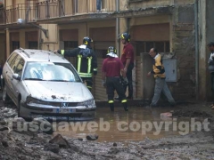Le auto travolte del fango