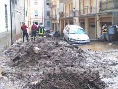 Le auto travolte del fango