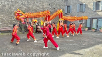 Viterbo - Capodanno cinese - Il drago rosso e giallo danza per le vie di Pianoscarano