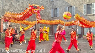 Viterbo - Capodanno cinese - Il drago rosso e giallo danza per le vie di Pianoscarano