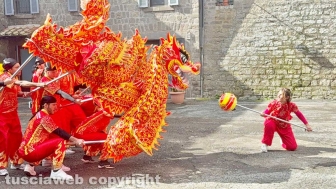 Viterbo - Capodanno cinese - Il drago rosso e giallo danza per le vie di Pianoscarano