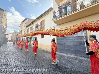 Viterbo - Capodanno cinese - Il drago rosso e giallo danza per le vie di Pianoscarano