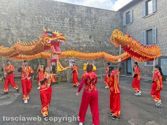 Viterbo - Capodanno cinese - Il drago rosso e giallo danza per le vie di Pianoscarano