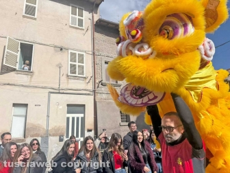 Viterbo - Capodanno cinese - Il drago rosso e giallo danza per le vie di Pianoscarano