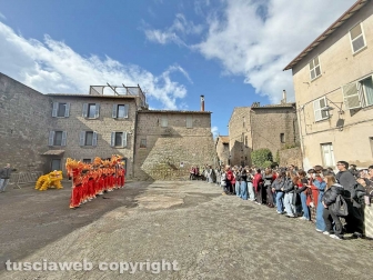 Viterbo - Capodanno cinese - Il drago rosso e giallo danza per le vie di Pianoscarano