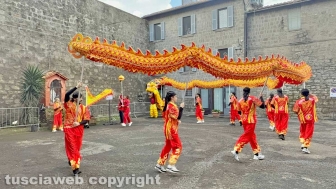 Viterbo - Capodanno cinese - Il drago rosso e giallo danza per le vie di Pianoscarano