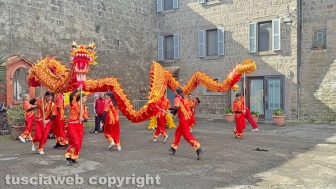 Viterbo - Capodanno cinese - Il drago rosso e giallo danza per le vie di Pianoscarano