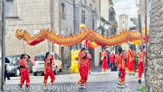 Viterbo - Capodanno cinese - Il drago rosso e giallo danza per le vie di Pianoscarano