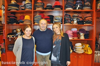 Viterbo - Botteghe storiche - Cappelleria Tiburli - Miriam Serio e Luciano e Alessia Manara